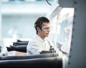 AstraZeneca возобновляет исследования AZD1222 в Великобритании. В чем причина остановки?